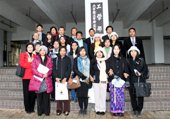 JICAミャンマー代表団記念写真（工学部玄関前）