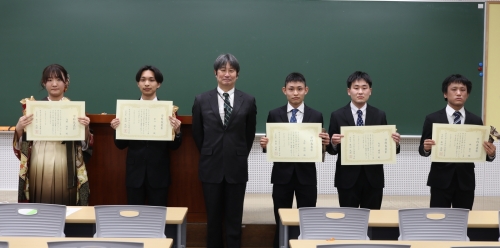 学科長表彰者5名ますくなし.JPG